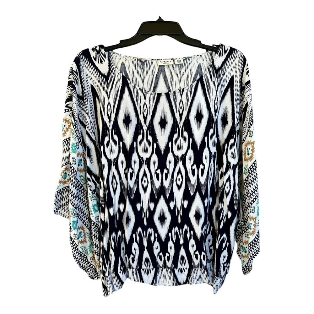 CATO WOMAN, NAVY & WHITE, AZTEC PRINT TOP WITH ROUND NECKLINE. SIZE 18/20W